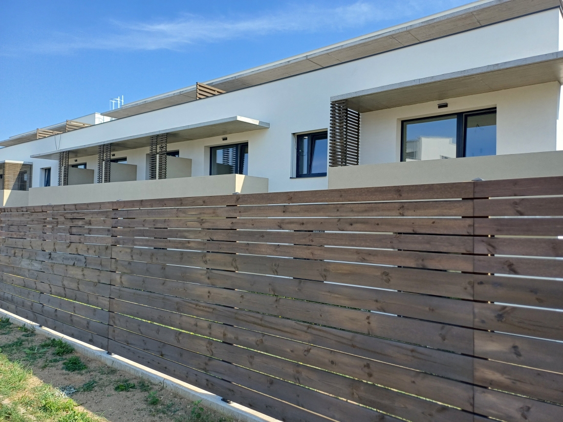 Detail impregnovaného dřevěného obkladu na bytovém domě