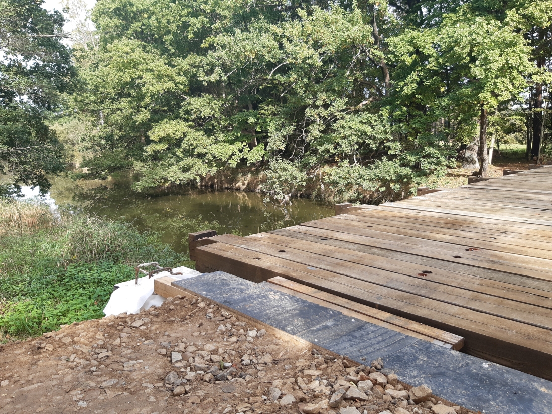 Lávka přes Nežárku z vakuově-tlakově impregnovaného dřeva