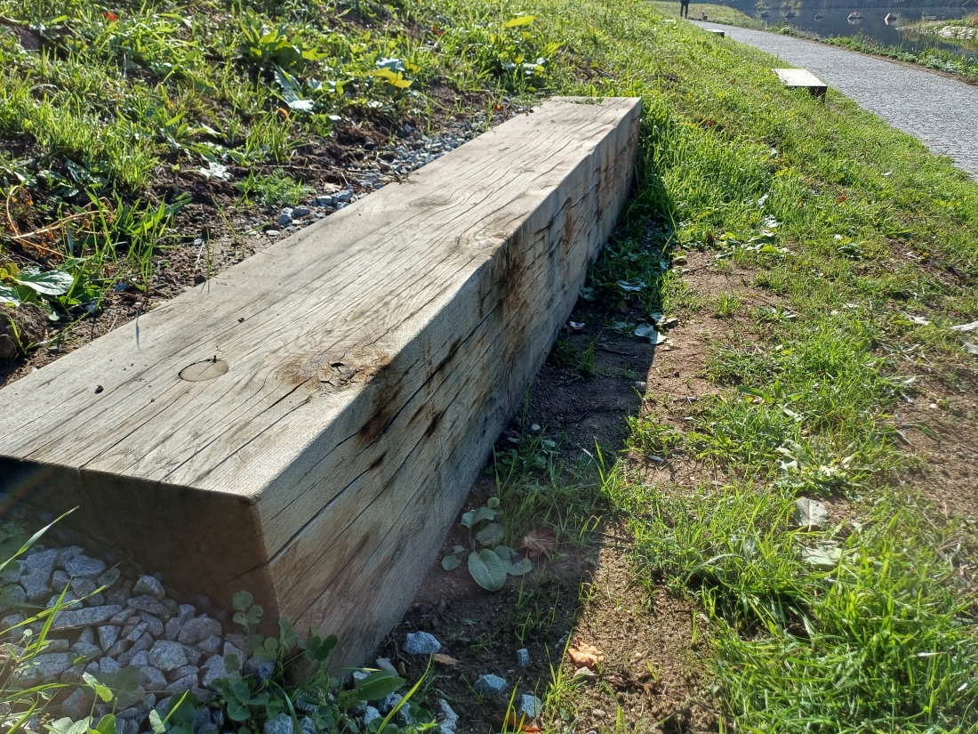 Dřevěný mobiliář z impregnovaného dřeva ve veřejném prostoru