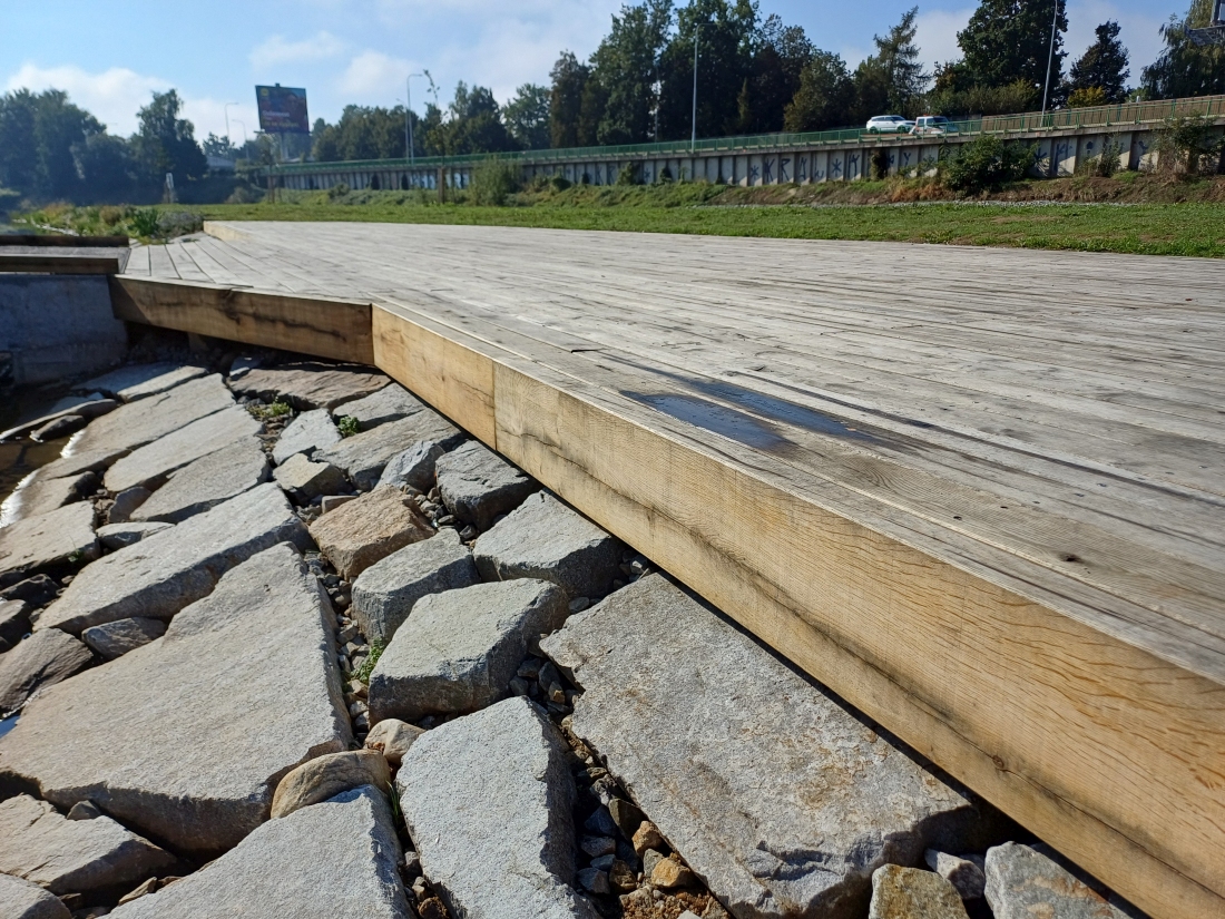 Veřejný prostor Sluneční ostrov s impregnovanými dřevěnými prvky