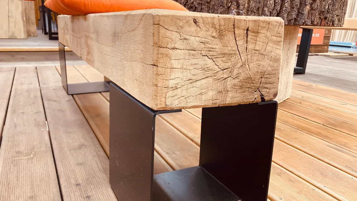 Masivní lavice z dubového pražce s černými železnými nohami