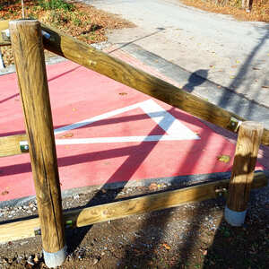 Detail zábradlí z impregnovaných palisád a kulatiny - zábradlí nové cyklostezky v Českém Krumlově. Profi impregnace poskytuje přírodnímu dřevu v exteriéru maximální ochranu.