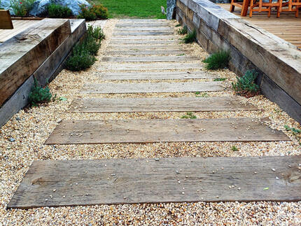 Detail chodníku a opěrných zídek z impregnovaných zahradních pražců. Detail chodníku a opěrných zídek z impregnovaných zahradních pražců.