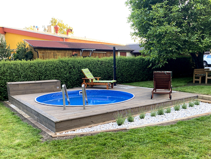 Elegantní obložení bazénu terasovými prkny KI Duo v hnědé barvě u rodinného domu. Elegantní obložení bazénu terasovými prkny KI Duo v hnědé barvě u rodinného domu.