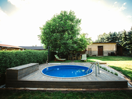 Elegantní obložení bazénu terasovými prkny KI Duo v hnědé barvě u rodinného domu. Elegantní obložení bazénu terasovými prkny KI Duo v hnědé barvě u rodinného domu.