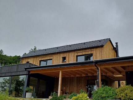 Opláštění fasády rodinného domu impregnovanými hoblovanými prkny z borovice, formát 20x140 mm, vakuově-tlaková impregnace (Profi impregnace) Opláštění fasády rodinného domu impregnovanými hoblovanými prkny z borovice, formát 20x140 mm, vakuově-tlaková impregnace (Profi impregnace)