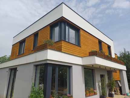 Obkladová prkna KI Trend v okrové barvě na fasádě rodinného domu. Zakázková výroba Impregnace Soběslav. Obkladová prkna KI Trend v okrové barvě na fasádě rodinného domu. Zakázková výroba Impregnace Soběslav.