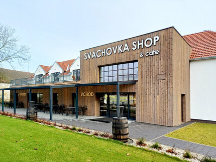 Obkladová prkna KI Trend v šedém provedení na fasádě prodejny Svachovka Shop. Technologie Královské impregnace účinně chrání dřevo v exteriéru. Obkladová prkna KI Trend v šedém provedení na fasádě prodejny Svachovka Shop. Technologie Královské impregnace účinně chrání dřevo v exteriéru.