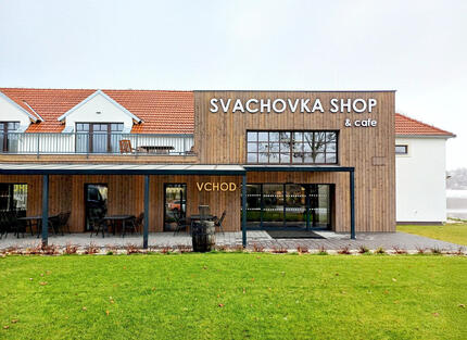 Obkladová prkna KI Trend na fasádě designové budovy, technologie olejově-vakuové impregnace má nádherný vzhled přírodního dřeva a poskytují dřevu v exteriéru maximální ochranu. Obkladová prkna KI Trend na fasádě designové budovy, technologie olejově-vakuové impregnace má nádherný vzhled přírodního dřeva a poskytují dřevu v exteriéru maximální ochranu.