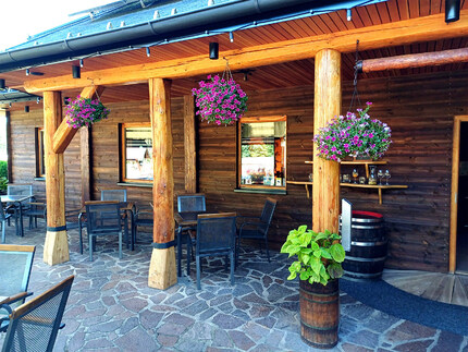 Obložení stylové restaurace Country Saloon Řípec fasádním obkladem KI Tradice v elegantní hnědé barvě. Obkladová prkna ze severské borovice (formát: síla 19 mm a šířka 148 mm) ošetřená Královskou impregnací, zaručují nejen dlouhou životnost, ale i dokonal Obložení stylové restaurace Country Saloon Řípec fasádním obkladem KI Tradice v elegantní hnědé barvě. Obkladová prkna ze severské borovice (formát: síla 19 mm a šířka 148 mm) ošetřená Královskou impregnací, zaručují nejen dlouhou životnost, ale i dokonal