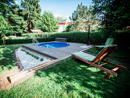 Elegantní obložení bazénu terasovými prkny KI Duo v hnědé barvě u rodinného domu. Elegantní obložení bazénu terasovými prkny KI Duo v hnědé barvě u rodinného domu.