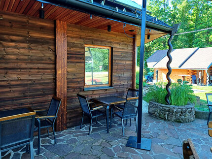 Detail obložení stylové restaurace Country Saloon Řípec fasádním obkladem KI Tradice v elegantní hnědé barvě. Obkladová prkna ze severské borovice (formát: síla 19 mm a šířka 148 mm) ošetřená Královskou impregnací, zaručují nejen dlouhou životnost, ale i Detail obložení stylové restaurace Country Saloon Řípec fasádním obkladem KI Tradice v elegantní hnědé barvě. Obkladová prkna ze severské borovice (formát: síla 19 mm a šířka 148 mm) ošetřená Královskou impregnací, zaručují nejen dlouhou životnost, ale i