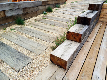 Chodník a opěrné zídky z impregnovaných zahradních pražců 150x260 mm Chodník a opěrné zídky z impregnovaných zahradních pražců 150x260 mm