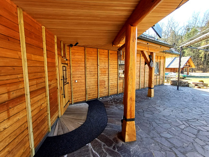 Obložení stylové restaurace Country Saloon Řípec fasádním obkladem KI Tradice. Obkladová prkna ze severské borovice (formát: síla 19 mm a šířka 148 mm) ošetřená Královskou impregnací, zaručují nejen dlouhou životnost, ale i dokonalý přírodní vzhled. Obložení stylové restaurace Country Saloon Řípec fasádním obkladem KI Tradice. Obkladová prkna ze severské borovice (formát: síla 19 mm a šířka 148 mm) ošetřená Královskou impregnací, zaručují nejen dlouhou životnost, ale i dokonalý přírodní vzhled.