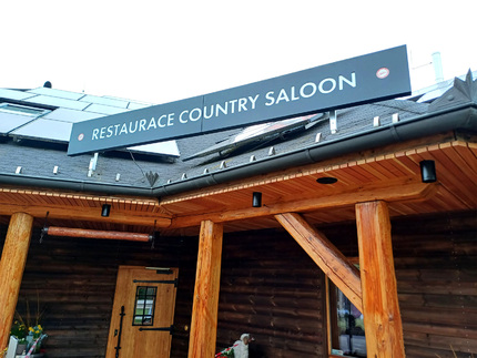 Detail obložení budovy stylové country restaurace fasádním obkladem KI Tradice. Detail obložení budovy stylové country restaurace fasádním obkladem KI Tradice.