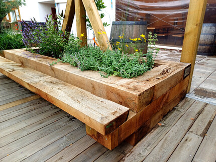 Detail nadzemního záhonu z impregnovaných zahradních pražců, Profi impregnace. Detail nadzemního záhonu z impregnovaných zahradních pražců, Profi impregnace.