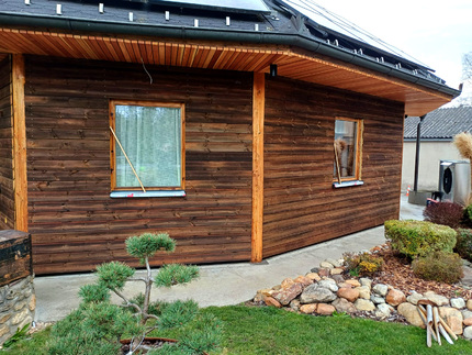 Detail obložení stylové restaurace Country Saloon Řípec fasádním obkladem KI Tradice v elegantní hnědé barvě. Obkladová prkna ze severské borovice (formát: síla 19 mm a šířka 148 mm) ošetřená Královskou impregnací, zaručují nejen dlouhou životnost, ale i Detail obložení stylové restaurace Country Saloon Řípec fasádním obkladem KI Tradice v elegantní hnědé barvě. Obkladová prkna ze severské borovice (formát: síla 19 mm a šířka 148 mm) ošetřená Královskou impregnací, zaručují nejen dlouhou životnost, ale i