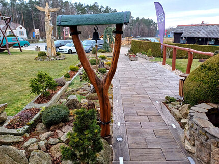 Praktický chodník z impregnovaných zahradních pražců v prostorách stylové restaurace Country Saloon Řípec. Profi impregnace zvyšuje ochranu dřeva v exteriéru. Praktický chodník z impregnovaných zahradních pražců v prostorách stylové restaurace Country Saloon Řípec. Profi impregnace zvyšuje ochranu dřeva v exteriéru.