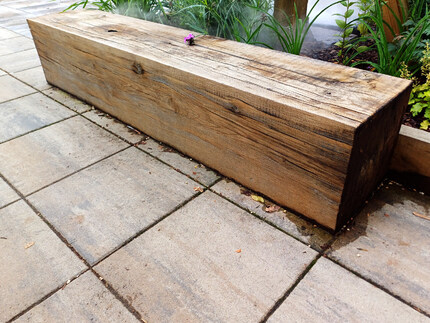 Praktická lavička ze zahradního pražce. Praktická lavička ze zahradního pražce.