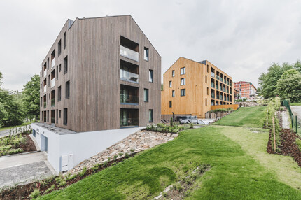 Obkladová prkna KI Trend v šedém a okrovém odstínech na fasádách budov hotelového komplexu JBX Resort Avenue v Lipně nad Vltavou. Zakázková výroba Impregnace Soběslav. Obkladová prkna KI Trend v šedém a okrovém odstínech na fasádách budov hotelového komplexu JBX Resort Avenue v Lipně nad Vltavou. Zakázková výroba Impregnace Soběslav.