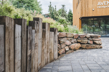 Ohraničení terénu ze zahradních pražců u příjezdové cesty k luxusnímu hotelovému komplexu JBX Resort Avenue v centru Lipna nad Vltavou. Ohraničení terénu ze zahradních pražců u příjezdové cesty k luxusnímu hotelovému komplexu JBX Resort Avenue v centru Lipna nad Vltavou.