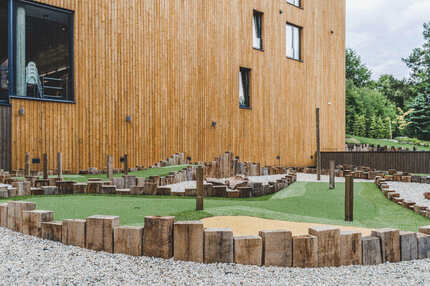 Praktické využití zahradních pražců pro ohraničení minigolfového hřiště u luxusního hotelu, v pozadí budova fasády hotelu obložena fasádním obkladem KI - Trend v okrovém provedení. Praktické využití zahradních pražců pro ohraničení minigolfového hřiště u luxusního hotelu, v pozadí budova fasády hotelu obložena fasádním obkladem KI - Trend v okrovém provedení.