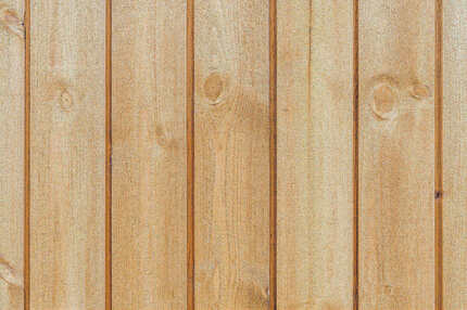 Detail obložení obkladem KI Trend. Královská impregnace poskytuje maximální ochranu dřeva v exteriéru a nevyžaduje téměř žádnou údržbu. Detail obložení obkladem KI Trend. Královská impregnace poskytuje maximální ochranu dřeva v exteriéru a nevyžaduje téměř žádnou údržbu.