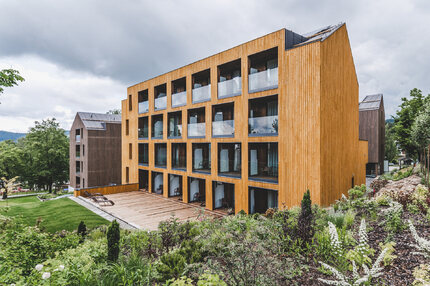 Fasáda luxusního komplexu JBX Resort Avenue na Lipně je obložena obkladem KI Trend v okrové a šedé barvě. Fasáda luxusního komplexu JBX Resort Avenue na Lipně je obložena obkladem KI Trend v okrové a šedé barvě.