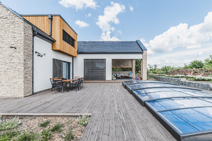 Kombinace fasádního obkladu KI Trend (okrová) a terasových prken KI Duo nabízí výjimečný přírodní vzhled a zaručuje dlouhodobou ochranu dřeva v exteriéru. Kombinace fasádního obkladu KI Trend (okrová) a terasových prken KI Duo nabízí výjimečný přírodní vzhled a zaručuje dlouhodobou ochranu dřeva v exteriéru.