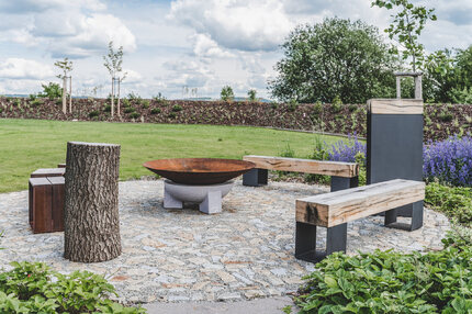 Elegantní lavičky ze zahradních pražců v kombinaci s kovovými nohami s povrchovou úpravou jsou velmi praktické do každé zahrady. Elegantní lavičky ze zahradních pražců v kombinaci s kovovými nohami s povrchovou úpravou jsou velmi praktické do každé zahrady.