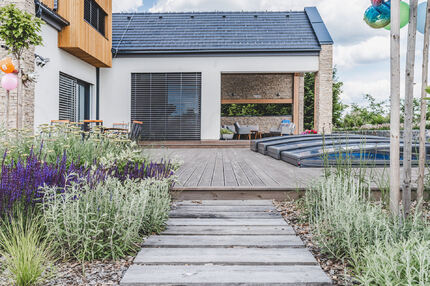 Praktický chodník ze zahradních pražců spojuje terasu rodinného domu se zahradou, zakázková výroba Impregnace Soběslav. Praktický chodník ze zahradních pražců spojuje terasu rodinného domu se zahradou, zakázková výroba Impregnace Soběslav.