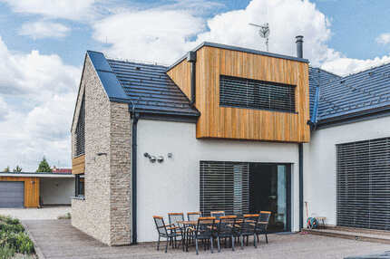 Fasádní obklad KI Trend v okrovém odstínu na rodinném domě. Olejově-vakuová impregnace zajišťuje mnohem delší životnost dřeva v exteriéru Fasádní obklad KI Trend v okrovém odstínu na rodinném domě. Olejově-vakuová impregnace zajišťuje mnohem delší životnost dřeva v exteriéru