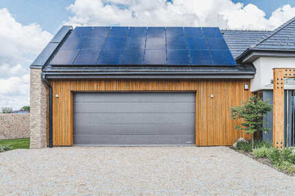 Obložení garáže obkladem KI Trend v okrovém provedení. Technologie Královské impregnace nabízí přírodní vzhled dřeva a zároveň zajišťuje jeho dlouhodobou ochranu v exteriéru Obložení garáže obkladem KI Trend v okrovém provedení. Technologie Královské impregnace nabízí přírodní vzhled dřeva a zároveň zajišťuje jeho dlouhodobou ochranu v exteriéru