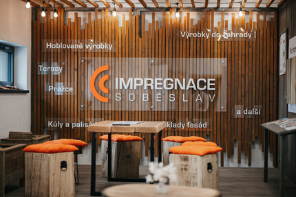 Elegantní a velmi praktické sezení z masivních dubových kostek v showroomu Impregnace Soběslav Elegantní a velmi praktické sezení z masivních dubových kostek v showroomu Impregnace Soběslav