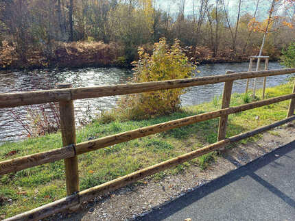 Detail zábradlí z impregnovaných palisád a impregnovaných sloupků (oboje Profi impregnace) na nové cyklostezce v Českém Krumlově. Detail zábradlí z impregnovaných palisád a impregnovaných sloupků (oboje Profi impregnace) na nové cyklostezce v Českém Krumlově.