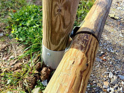 Detail kotvení zábradlí z impregnovaných sloupků a impregnovaných palisád (oboje Profi impregnace) na nové cyklostezce v Českém Krumlově. Detail kotvení zábradlí z impregnovaných sloupků a impregnovaných palisád (oboje Profi impregnace) na nové cyklostezce v Českém Krumlově.