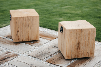 Masivní kostky z kvalitního dubuového dřeva jsou elegantním a praktickým doplňkem jak do zahrady, tak i do interiéru Masivní kostky z kvalitního dubuového dřeva jsou elegantním a praktickým doplňkem jak do zahrady, tak i do interiéru