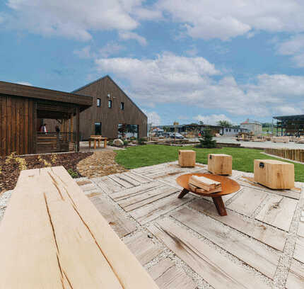 Ukázka praktického využití zahradních pražců v prostorách firemního showroomu Impregnace Soběslav, v pozadí elegantní masivní kostky k sezení. Ukázka praktického využití zahradních pražců v prostorách firemního showroomu Impregnace Soběslav, v pozadí elegantní masivní kostky k sezení.