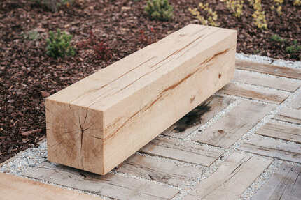 Praktické využití zahradních pražců pro vytvoření chodníku a originální zahradní lavičky. Praktické využití zahradních pražců pro vytvoření chodníku a originální zahradní lavičky.