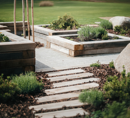V popředí chodník ze zahradních pražců, v pozadí ohraničení záhonů z půlených pražců, zakázková výroba Impregnace Soběslav. V popředí chodník ze zahradních pražců, v pozadí ohraničení záhonů z půlených pražců, zakázková výroba Impregnace Soběslav.