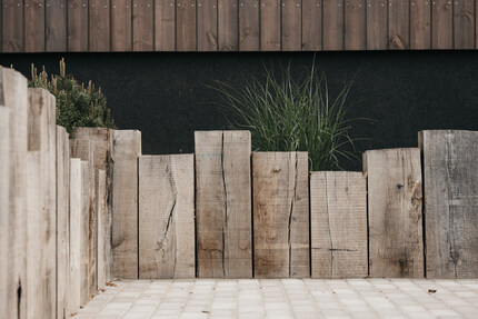 Zahradní pražce lze využit i jako praktické ohraničení zahrady nebo záhonů. Zahradní pražce lze využit i jako praktické ohraničení zahrady nebo záhonů.