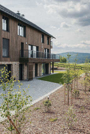 Budova projektu Chalet Kovářov je obložena fasádním obkladem KI Trend v šedém odstínu. Královská impregnace dlouhodobě chrání dřevo v exteriéru. Budova projektu Chalet Kovářov je obložena fasádním obkladem KI Trend v šedém odstínu. Královská impregnace dlouhodobě chrání dřevo v exteriéru.