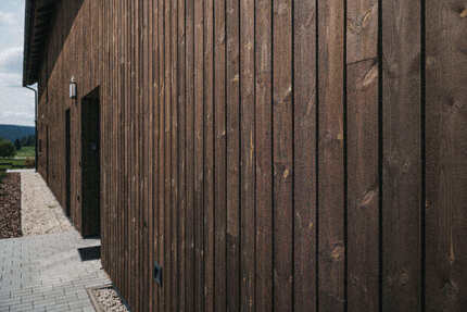 Detail obložení fasády obkladem KI Trend v šedém provedení, zakázková výroba Impregnace Soběslav Detail obložení fasády obkladem KI Trend v šedém provedení, zakázková výroba Impregnace Soběslav