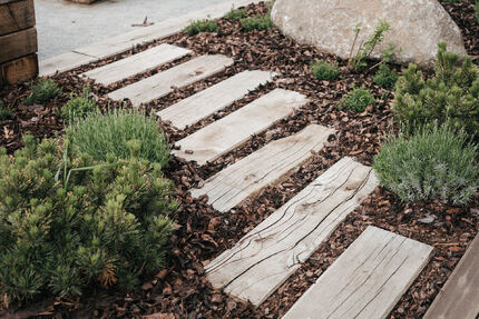 Praktický chodník vytvořený ze zahradních pražců, zakázková výroba Impregnace Soběslav. Praktický chodník vytvořený ze zahradních pražců, zakázková výroba Impregnace Soběslav.