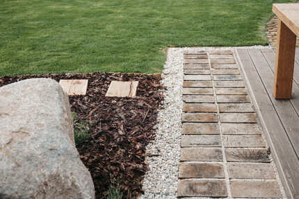 Své využití najdou i odřezky z pražců, např. pro vytvoření chodníku. Své využití najdou i odřezky z pražců, např. pro vytvoření chodníku.