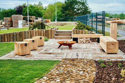 Elegantní prostor pro relaxaci v prostorách showroomu Impregnace Soběslav s využitím zahradních pražců pro elegantní lavičky a kostky k sezení, jako schody nebo jako praktická základna pro kohoutek s vodou. Elegantní prostor pro relaxaci v prostorách showroomu Impregnace Soběslav s využitím zahradních pražců pro elegantní lavičky a kostky k sezení, jako schody nebo jako praktická základna pro kohoutek s vodou.