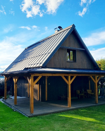 Obložení fasády rekreačního domu fasádním obkladem KI Trend v šedém odstínu. Obložení fasády rekreačního domu fasádním obkladem KI Trend v šedém odstínu.