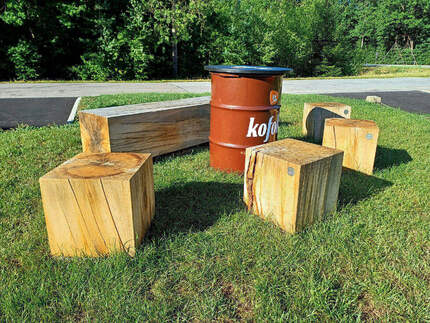 Originální exteriérové sezení v podobě masivních dubových kostek (neimpregnované dřevo) v prostoru stylové restaurace Country Saloon Řípec Originální exteriérové sezení v podobě masivních dubových kostek (neimpregnované dřevo) v prostoru stylové restaurace Country Saloon Řípec