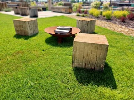 Praktické a zároveň elegantní dubové kostky jsou ideálním řešením do jakéhokoliv exteriéru, třeba k zahradnímu ohništi Praktické a zároveň elegantní dubové kostky jsou ideálním řešením do jakéhokoliv exteriéru, třeba k zahradnímu ohništi