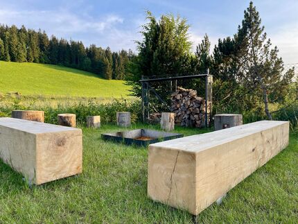 Exteriérové sezení z masivních dubových kostek kolem zahradního ohniště Exteriérové sezení z masivních dubových kostek kolem zahradního ohniště